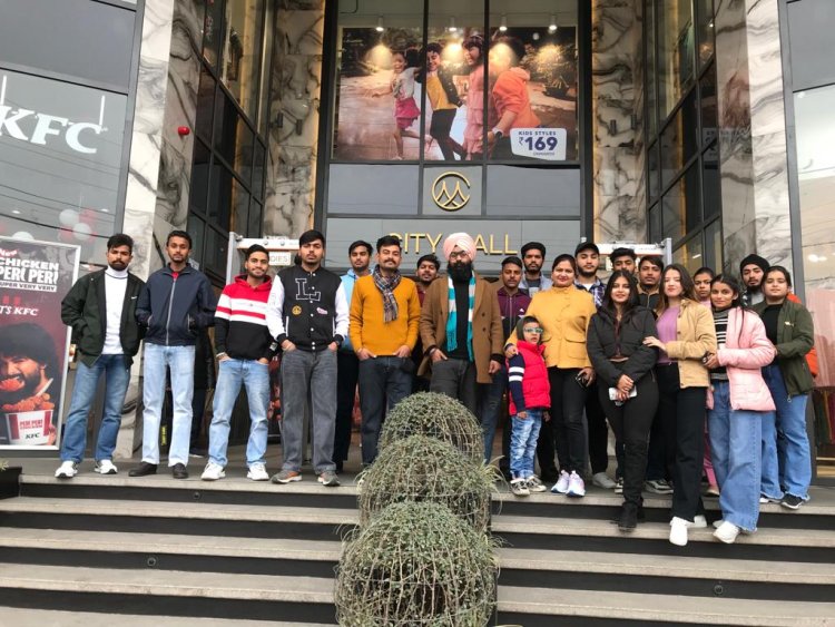 गुरु नानक खालसा कॉलेज के विद्यार्थियों की सिटी मॉल की एक दिवसीय यात्रा