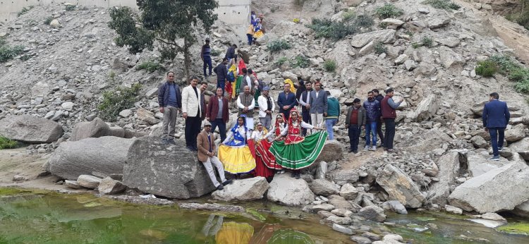 सरस्वती महोत्सव में आए मेहमानों ने परिक्रमा करके सरस्वती नदी से जुड़े स्थानों का अवलोकन किया