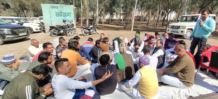 कलायत ई-टेंडरिंग के विरोध में धरने पर बैठे सरपंचों का समर्थन करने पहुंचे कर्मचारी संगठन व किसान यूनियन सदस्य