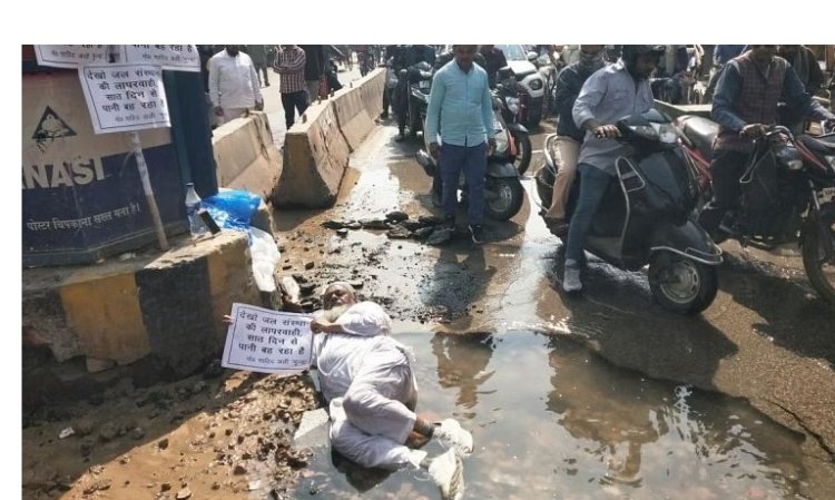 अखिलेश यादव ने पानी में लेटे पार्षद का वीडियो ट्वीट कर सरकार पर कसा तंज