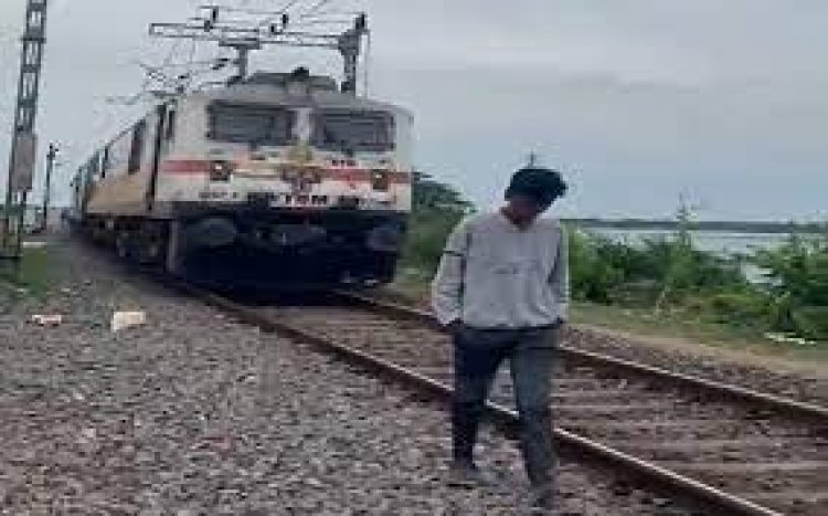 रेलवे ट्रैक पर वीडियो बनाना ‘जान’ पर पड़ा भारी