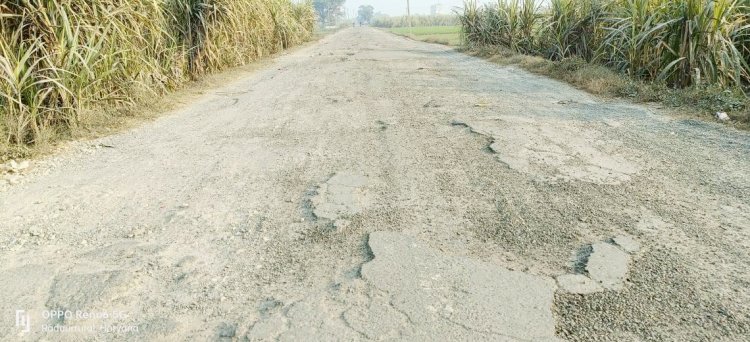 सड़क मार्ग की खस्ता हालत से ग्रामीणों में भारी रोष