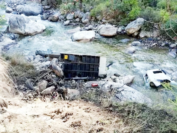 हिमाचल में टिप्पर ट्रक के खड्ड में गिरने से तीन की मौत