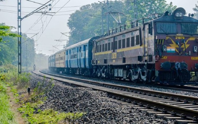 बंगलादेश में दो ट्रेन पटरी से उतरी, 12 लोग घायल