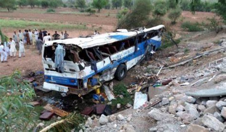 पाकिस्तान में बस के खाई में गिरने से 2 की मौत, 6 घायल