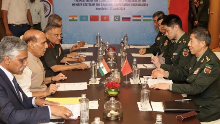 चाइना के रक्षा मंत्री ली शांगफू ने की राजनाथ सिंह से मुलाकात