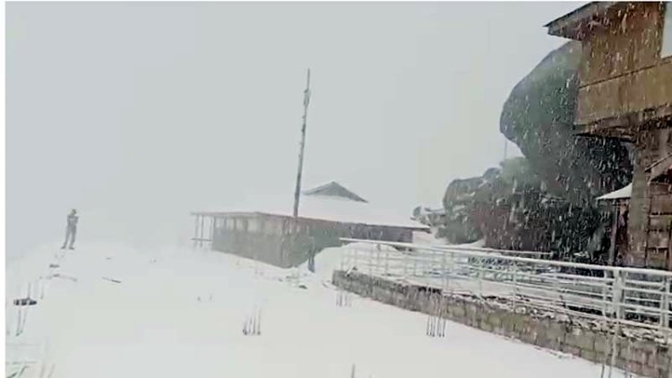 हिमाचल की ऊंची चोटियों पर हुआ ताजा हिमपात