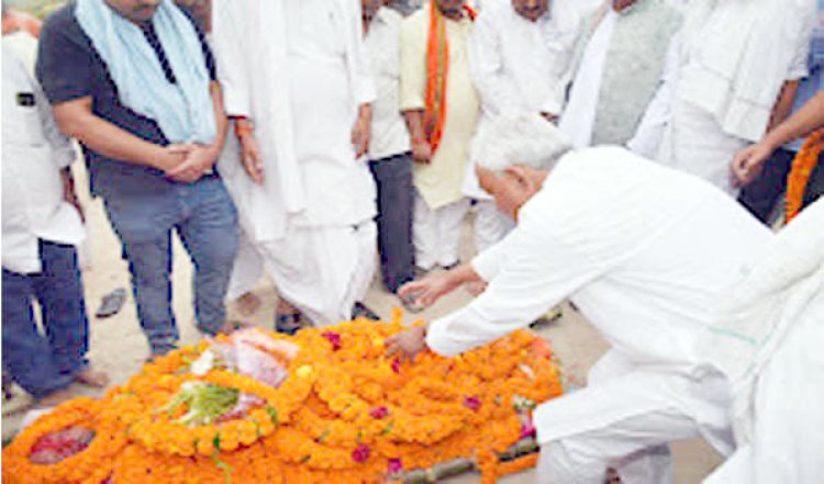 पूर्व सांसद शिवानंद तिवारी की धर्मपत्नी बिमला देवी के अंतिम संस्कार में शामिल हुये नीतीश