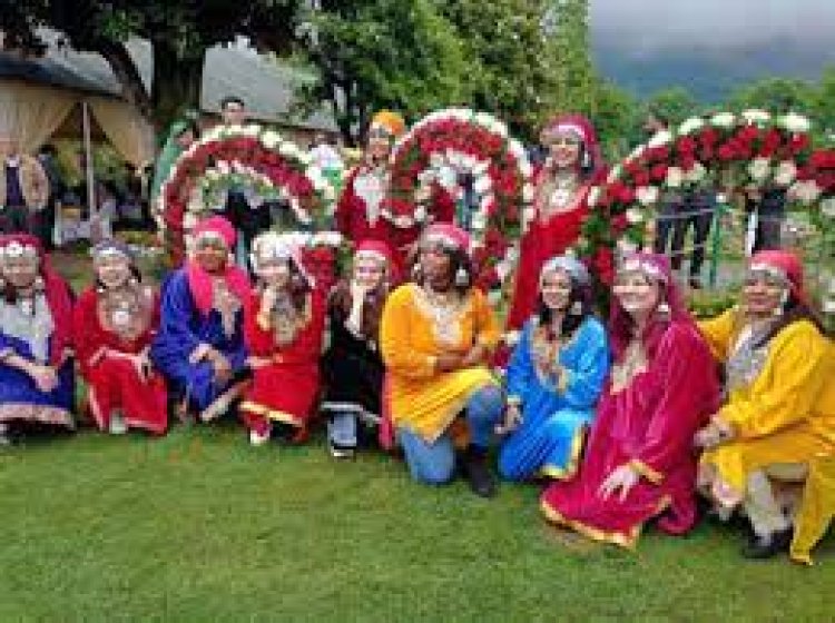 जी 20 प्रतिनिधियों ने कश्मीरी परिधान पहनकर घूमा मुगल गार्डन