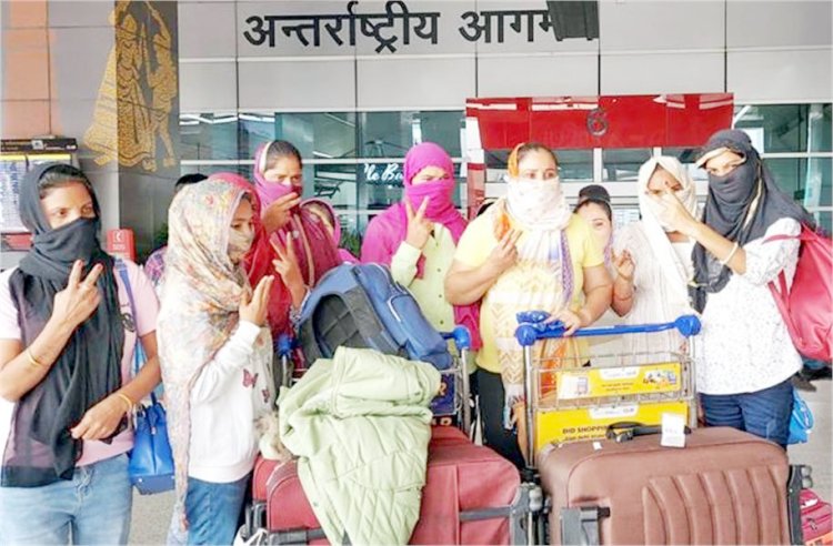 ओमान में फंसी आठ और लड़कियों को भारत वापस लाया गया