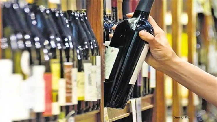 ढाबे में शराब की बिक्री, प्रशासन की बुलडोजर कार्रवाई