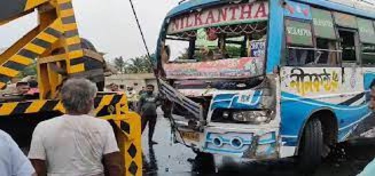 बालासोर से घायल यात्रियों को ले जा रही बस बंगाल में हुई दुर्घटनाग्रस्त