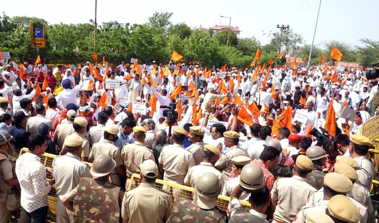 भ्रष्टाचार व पेपर लीक मामले में भारतीय जनता पार्टी का जयपुर में प्रदर्शन