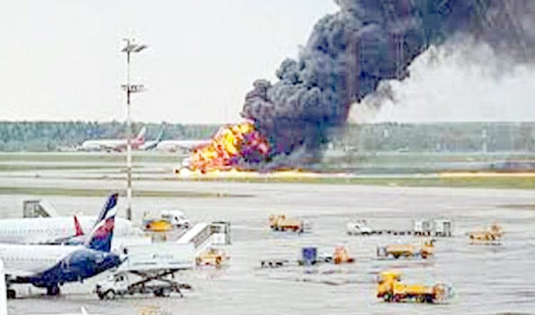 सेंट पीटर्सबर्ग पुल्कोवो हवाई अड्डे पर विमान से धुंआ निकला