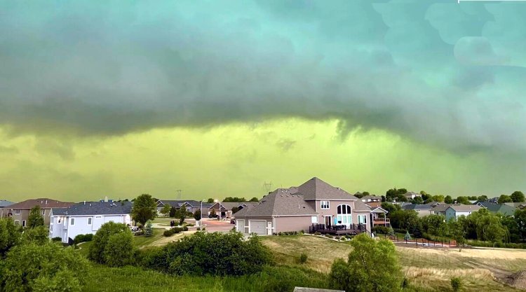 अमेरिका: अप्रत्याशित डेरेचो तूफान के कारण 2.7 लाख घरों में बिजली गुल