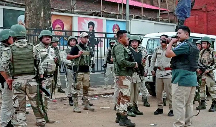 मणिपुर में सैनिकों ने भीड़ को सुरक्षा शिविर से हथियार लूटने से रोका