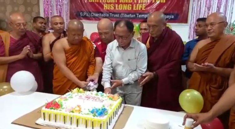 गया : बौद्ध श्रद्धालुओं ने धर्मगुरु दलाई लामा का जन्मदिवस केक काटकर मनाया