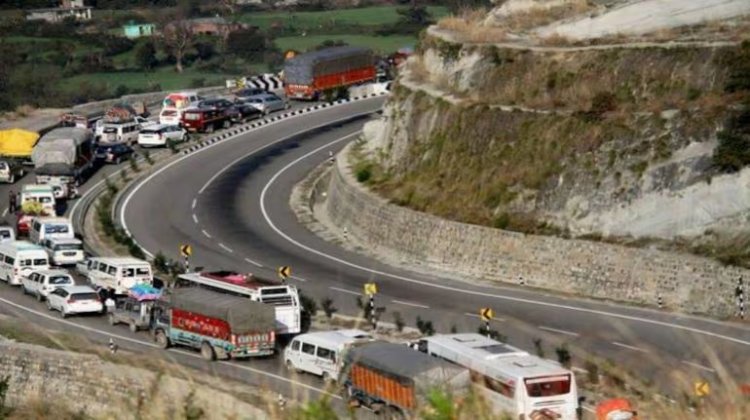 भारी बारिश के कारण जम्मू-श्रीनगर राजमार्ग अवरूद्ध
