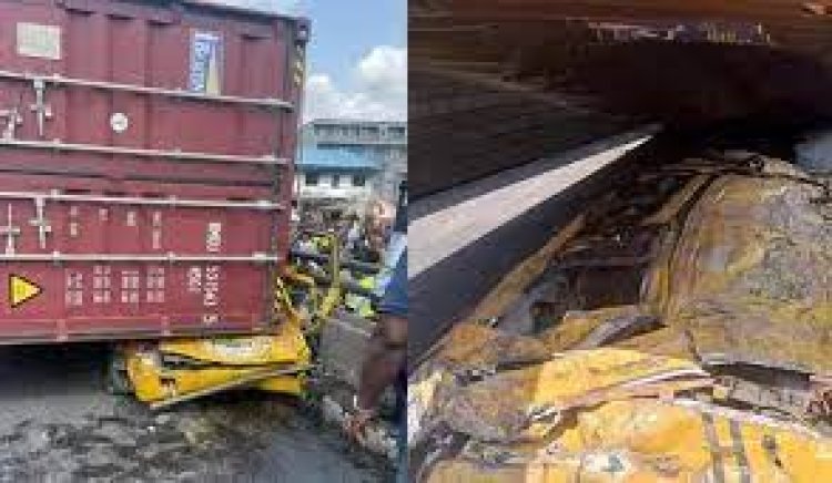 नाइजीरिया में बस ट्रक की टक्कर में 20 लोगों की मौत