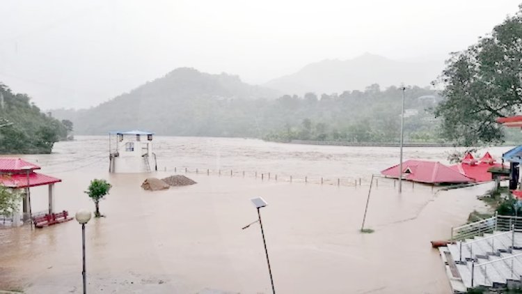 हिमाचल में लगातार बारिश से हवाई, रेल, सड़क संपर्क टूटा, मृतकों की संख्या 55 हुई