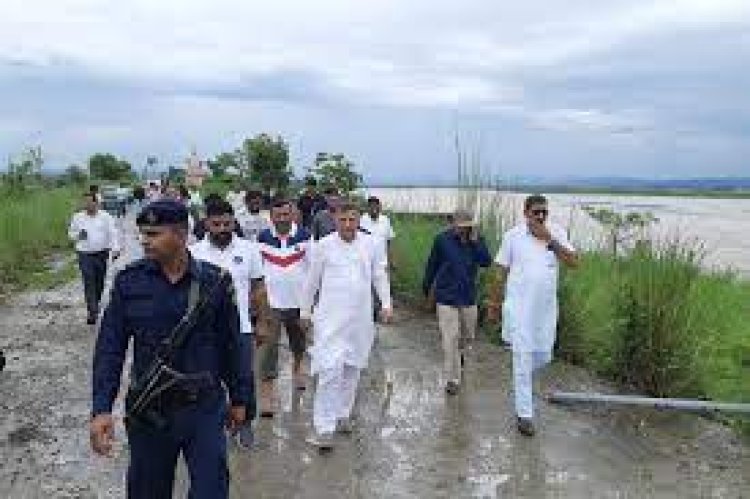 स्कूल शिक्षा मंत्री कंवरपाल गुर्जर ने गांव बेलगढ़ पहुंचकर बाढ़ राहत कार्यों का निरीक्षण किया