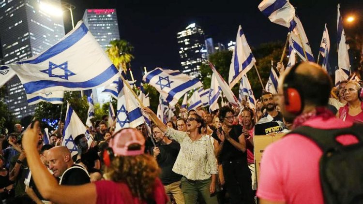 इजरायल में न्यायिक सुधार के विरोध में हजारों लोग सड़कों पर उतरे