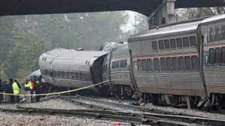 न्यूयॉर्क में पटरी से उतरी ट्रेन, 13 लोग घायल्र