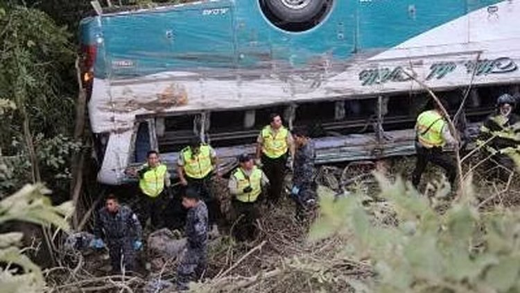 इक्वाडोर में बस पलटने से पांच लोगों की मौत