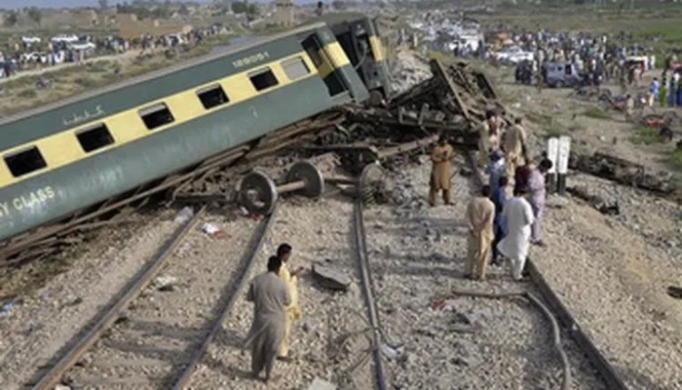 पाकिस्तान ट्रेन दुर्घटना में मरने वालों की संख्या बढक़र 30 हुई