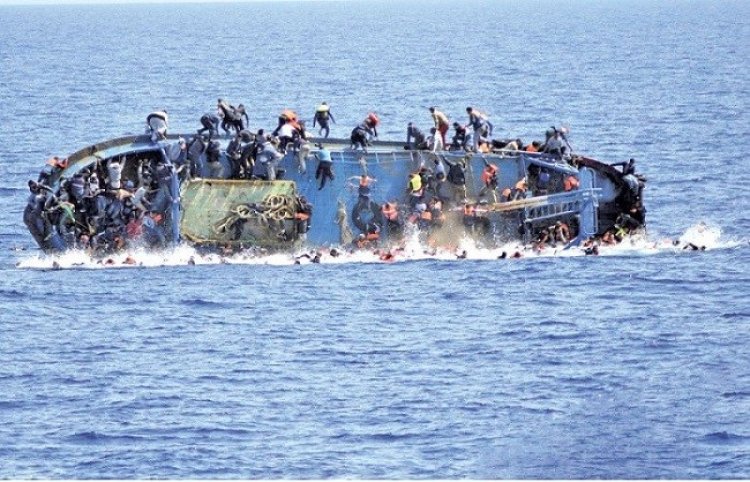 इटली में नाव पलटने से दो प्रवासियों की मौत, 30 लापता