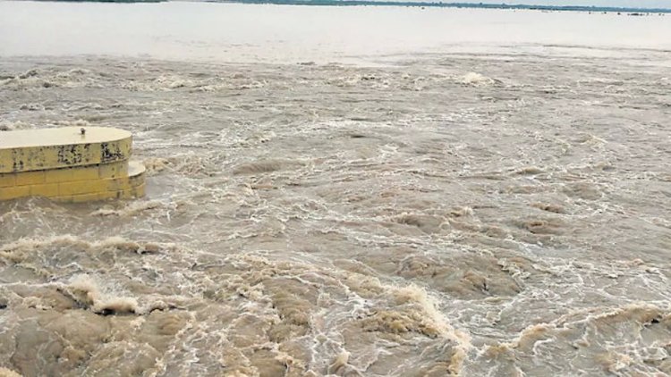 कोसी नदी का जल स्तर बढ़ा, तटबंध पर रेड अलर्ट