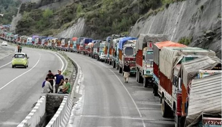 हिप्र में भूस्खलन के कारण राष्ट्रीय राजमार्ग पर वाहनों की आवाजाही बंद