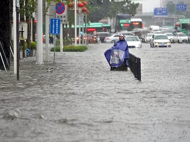 चीन में भारी बारिश के मद्देनजर ब्लू अलर्ट जारी