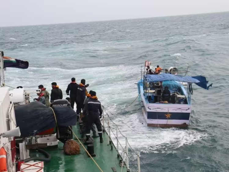 भारतीय तटरक्षक बल ने 10 सदस्यों वाली संकटग्रस्त मछली पकडऩे वाली नाव को बचाया
