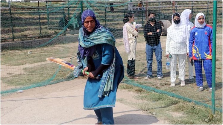 कश्मीर की रूबिया महिला आईपीएल में गुजरात जायंट्स के लिए खेलेंगी