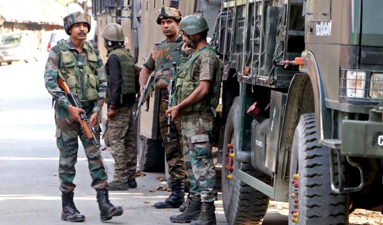 जम्मू-कश्मीर के अनंतनाग में चल रहे सेना के ऑपरेशन में लश्कर के दो आतंकी ‘घेरे’ गए