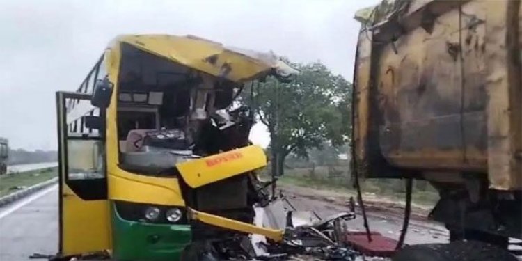 भोपाल में कार्यकर्ता महाकुंभ में शामिल होने जा रही बस ट्रक से टकरायी, 39 घायल