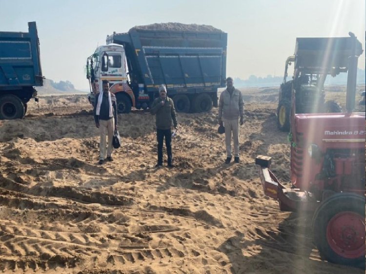 रेत खदान पर छापे की कार्रवाई, ट्रक और जेसीबी मशीन जप्त