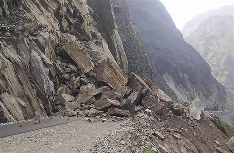 कैलाश मानसरोवर मार्ग पर चट्टान के नीचे दबे लोगों को नहीं निकाला जा सका, राहत-बचाव कार्य रोका