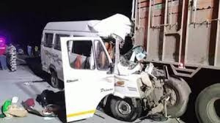 महाराष्ट्र सडक़ दुर्घटना में 12 लोगों की मौत, 18 घायल