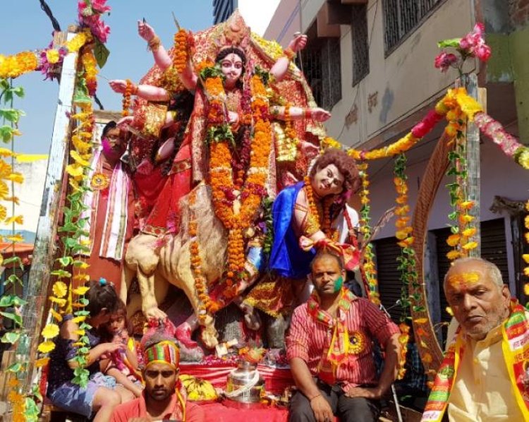 सुलतानपुर में अहर्निश शोभायात्रा के बाद दुर्गा प्रतिमाओं का विसर्जन प्रारंभ