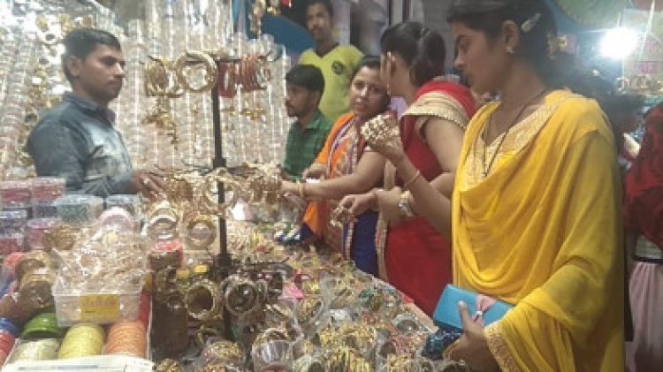 जौनपुर के शाहगंज में ऐतिहासिक सीता श्रृंगार मेले की सजी दुकानें