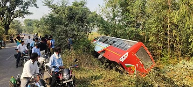 जौनपुर में बाइक सवार को बचाने में पलटी रोडवेज की बस, एक घायल
