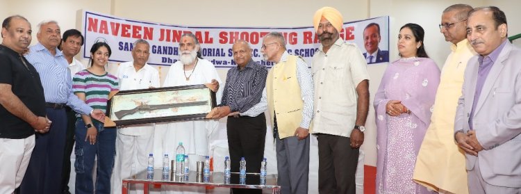 संजय गांधी मैमोरियल पब्लिक स्कूल में शूटिंग में रजत एवं कांस्य पदक विजेता रमिता जिंदल को किया सम्मानित
