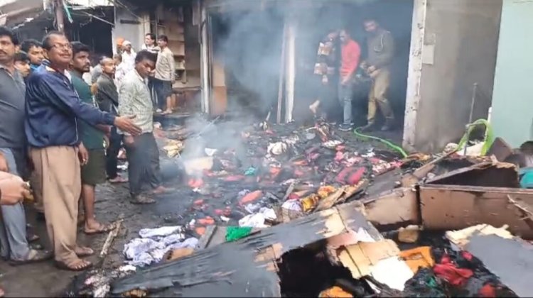 महराजगंज में दुकान और गोदाम में लगी भीषण आग