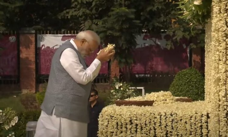 प्रधानमंत्री नरेंद्र मोदी ने धरती आबा भगवान बिरसा मुंडा की प्रतिमा पर पुष्प अर्पित कर उन्हें श्रद्धांजलि दी