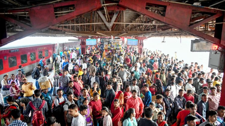 विश्व कप फाइनल देखने भारी संख्या में अहमदाबाद जा रहे लोग
