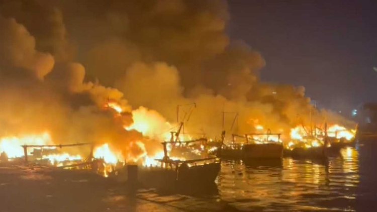 विशाखापत्तनम बंदरगाह पर आग लगने से 40 नावें जलकर नष्ट