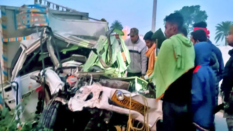 जमुई में पेड़ से टकराई पिकअप वैन, चालक की मौत