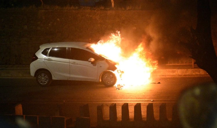 नोएडा में खड़ी गाड़ी में आग लगने से दो लोगों की जलकर मौत